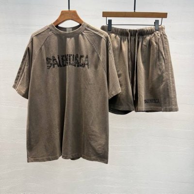 一套 巴黎 2025夏季新款套装短裤 可拆套 独家定制纯棉面料 垂感超好不易褶皱 胸前最新Logo设计 细节走线完美无瑕疵 上身效果棒棒哒 百搭又不失时尚感 颜