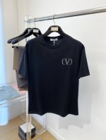 华伦天奴、2025最新款短袖T恤，帅气时尚，胸前顶级直喷字母Logo，简约百搭款。面料棉 不仅挺括，保持潮流的廓形，又穿着舒适，纱织更细腻，码数M-3Xl P2