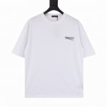 balenciaga 巴黎世家 可乐波浪印花短袖 全新的面料与车线工艺，定制高克重面料，全程都是定织定染的，特殊色的决绝忌讳现成面料，大货只用到10卷面料，虽然