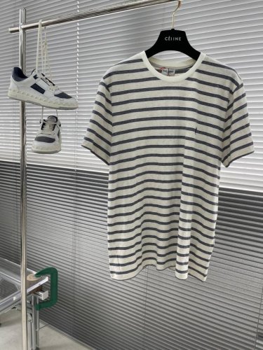 saintlaurent Slp 标识条纹短袖 定制雅韵彩织高密亚麻 色泽自然 织造精细 舒适贴肤 简约米白 亚麻质感 尽显高雅韵味 每一道条纹都蕴含着动态的美