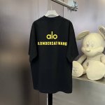 Alo 春夏限定款，定制织梦雅韵罗纹棉 质感细腻 舒适贴肤 以纯黑之色 诠释着优雅 标志性地标识跃然衣上 低调却醒目 彰显独特身份与魅力 凸显肩部线条 感受由内