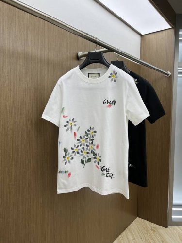 新款 Guc 高定面料 玉蚕丝般的丝滑 2025春夏新品上市时尚经典圆领短袖时尚单品设计，更加时尚舒适，高标准定制，上身非常有型，人工手绘工艺， 客供辅料，客供