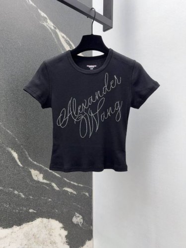 aw 25Ss 春夏新品字母烫钻修身短袖上衣 面料带有弹力 合体版型上身巨显瘦 不管是内搭或者外穿都很好看 万能百搭单品 烫钻字母设计回头率拉满 属于夏日的辣妹