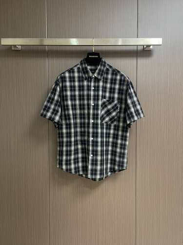 balenciaga 格纹短袖衬衫，定制灰黑相间格纹棉质面料，采用后背品牌字母印花，弧形衣袖下摆，门襟刻字纽扣设计。能与同季下装搭配营造时尚造型，驾驭各种场合，