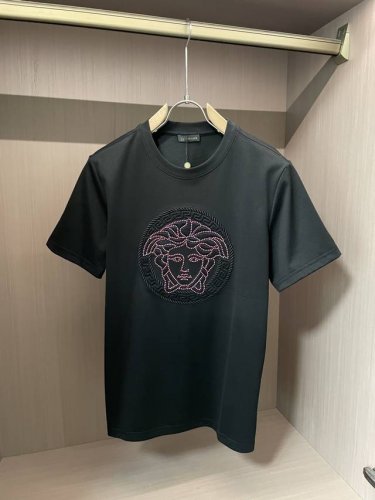 范思哲 男士时装款圆领短袖T恤，贸易公司洋行货，高级限定款，25年春夏新品，明星级人气单品！ 客供埃及进口顶级面料，甄选尼罗河区域光照极好的上等棉花原料，经过百
