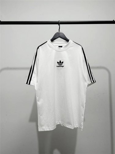 高版本 质量很好 巴黎世家 Balenciaga联名阿迪达斯Adidas三叶草系列男女同款刺绣字母短袖T恤 此款尺码偏大 最小Xs穿到145斤左右 最大穿到20