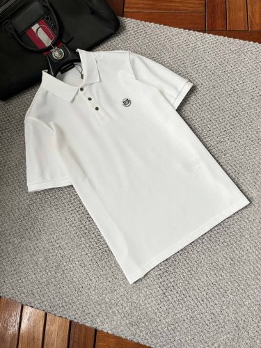 范思‘’Ss25早春新款翻领polo衫 高品质珠地棉材质 雍容华贵的品牌风格，260克重 客供进口面料 做出来的衬衫也是版型垂顺挺括，并且还抗皱抗起球，贴身穿着