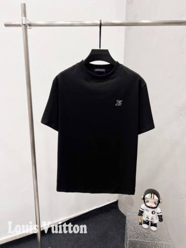 lv 驴家 路易威登2025新款 浮雕字母Logo 男女同款 短袖T恤 定制280克 ％双纱纯棉面料 定染32支双股螺纹 领标吊牌主唛三标齐全 颜色：黑色 尺码