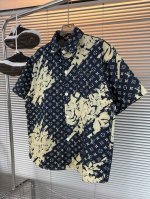 品名：Lv 23Ss泼墨扎染老花牛仔印花水洗短袖衬衫外套 版型；宽松 面料：牛仔 颜色： 图片色 尺码M-L-Xl 胸围 衣长 肩宽 M 126 82 54 L