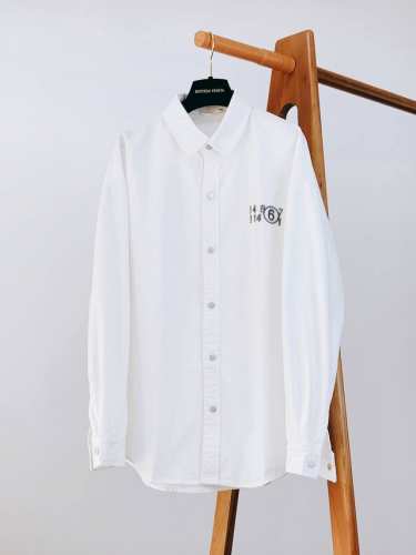 maison Margiela Mm6 马丁马吉拉 2025Ss春夏新品 限定款T恤，以排山倒海之势成为搜索率最高、关注度最高，明星潮人们最爱的新宠。各种机场L