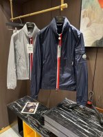 Mon25S早春男士隐藏式连帽外套夹克.......主体高密度聚酯纤维面料 满足于常规休闲且包容所有场合的着装需求，出在穿搭季属于极出色的首选单品，实穿性极佳！