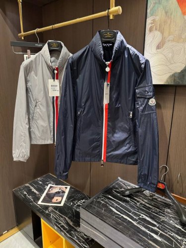 Mon25S早春男士隐藏式连帽外套夹克.......主体高密度聚酯纤维面料 满足于常规休闲且包容所有场合的着装需求，出在穿搭季属于极出色的首选单品，实穿性极佳！