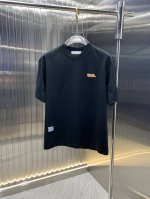 迪奥 2025春夏新品短袖 时尚经典圆领短袖 时尚单品设计，更加时尚舒适，高标准定制，上身非常有型，胸前品牌经典Logo 图案 客供辅料，客供进口高档面料 质感