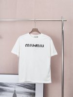 Miumiu 原单狠货 25Ss夏新款 Miumiu 印花字母徽标 1:1 原版定制纯棉面料 舒适透气 1:1 原版定制最新款辅料 带真实 Nfc 识别芯片 T