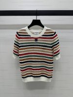 上新原单高端品质 Chan*L 2025春夏最新系列！彩色条纹镂空针织短袖！胸前 双Clogo修饰点缀 简单时髦 版型显瘦百搭 百搭单品～①个色！S-M-L3码