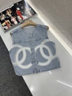 chane*2025新品上架 蕾丝绣花牛仔马甲短裙套装 定制Yb斜纹棉牛仔材质 多重水洗 呈现出挺括质感 短款牛仔马甲裁剪 基础轮廓线耐看高级 通体显白浅蓝色