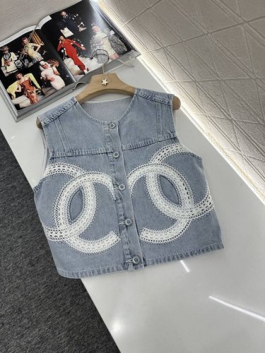 chane*2025新品上架 蕾丝绣花牛仔马甲短裙套装 定制Yb斜纹棉牛仔材质 多重水洗 呈现出挺括质感 短款牛仔马甲裁剪 基础轮廓线耐看高级 通体显白浅蓝色