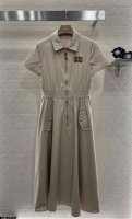 P400Miumi*2025新品上架 翻领短袖连衣裙 定制Yb斜纹全棉材质 质感透气 舒适亲肤 拉链开襟连衣裙版型 宽松舒适可调节 分量感十足的裙摆对身材包容度