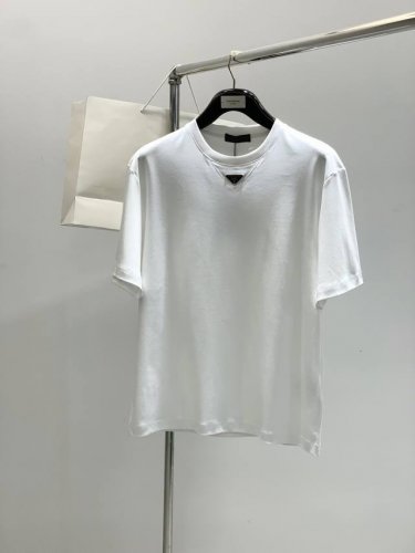 prada 普拉达，2025夏季最新品，专柜同步有售，时尚休闲圆领短袖T恤，进口原版面料，做工极为复杂，唯一可以做代购级别的渠道狠货，顶级印花工艺字母图案Log