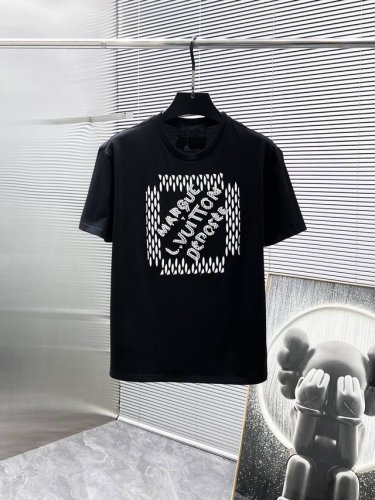 路易威登 Lv 2025Ss新款 半袖 体恤 短袖 圆领 T恤，高端版本！专柜定制面料 透气舒适度高，细节无可挑剔，品牌元素设计理念，体现高品质。手感细腻柔软！