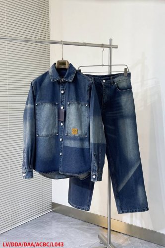 上衣 裤子 L043 Lvlouis Vuitton 日晒褪色牛仔外套 工艺说明：采用棉质丹宁布塑造宽松廓形，以日晒褪色效果亮相 2025 春夏秀场。左侧胸袋点
