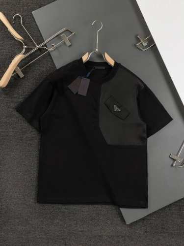 prad*微宽版型S-Xl 普拉达 25Ss新款胸前金属三角标假口袋贴布拼接刺绣款短袖T恤，这款T恤融运动风极简主义设计和精美细节于一身。拼接了进口家独家布料，