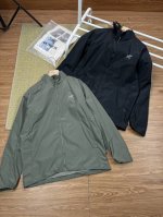230包邮 arc'teryx 始祖鸟春季户外徒步运动防风防泼水梭织立领轻量外套 采用防风面料和防水处理，能够有效抵御寒风，适合多变的气候条件。 梭织面料轻便，
