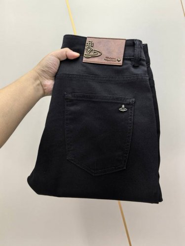 西太后。2025春夏最新推出男士牛仔裤新品！重工水洗牛仔面料，定制面料和一般牛仔布料比起来，更加柔软舒适！超重工洗水工艺 双工艺洗水 整条裤子，手感舒适，细腻程