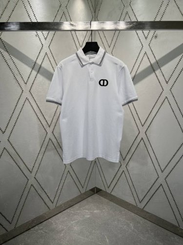 迪奥 25Ss新款 Cd Icon polo 衫是二零二五秋季男装系列新品 休闲经典 采用白色棉质珠地布精心制作 胸前饰以 Cd Icon 标志 衣领和袖口饰以