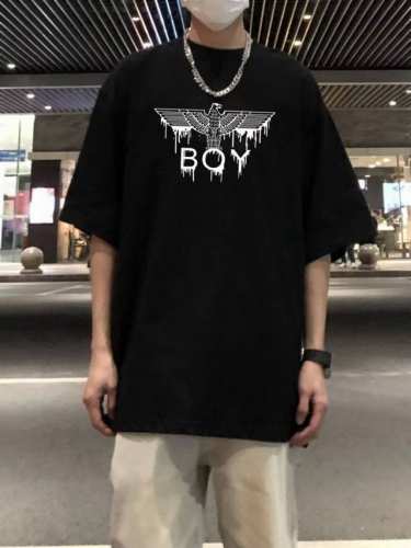 boy大翅膀流墨印花高街短袖T恤。260克双纱纯棉面料 舒适透气 定织定染已进行高温环缩水，降低缩水率的同时使得手感更柔软舒适# 全棉斜纹贴布工艺 版型超正！#