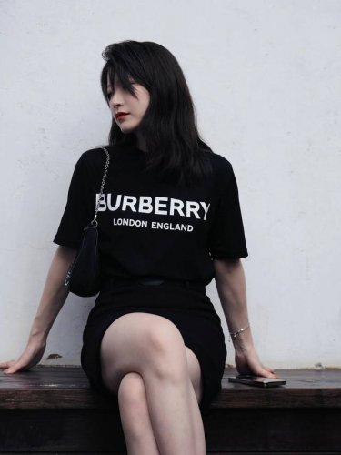 Burberry巴宝莉经典基础标语字母印花圆领短袖T恤 25年最新工艺，包括全新吊卡。领口分段拼接螺纹，两处固锁套结。袖肩，下摆全部三针四线工艺。都是区别通货，