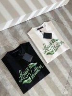 Louisvuitt*路易*登 2025春夏全新系列单品上线，非常时髦前卫的一款男女同款短袖T恤，标识Logo图案印花修饰！区别于以往的不同，宣示品牌传承多年的