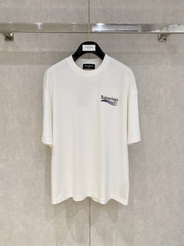巴黎世家 2025Ss早春新品 走秀款印花棉质圆领短袖 T恤，定制高支纯棉面料打造，前幅字母印花图案，辨识度极高。上身效果炸裂。万年百搭单品属实啦。 男女同款