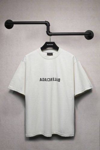 Aeniaa 巴黎镜面反字母Logo短袖T恤 克重240 工艺洗水处理 椭圆裂纹机印花 数码直喷网点工艺 对位整齐 无毛边 进口环保浆料刮浆 效果立体 字母清晰