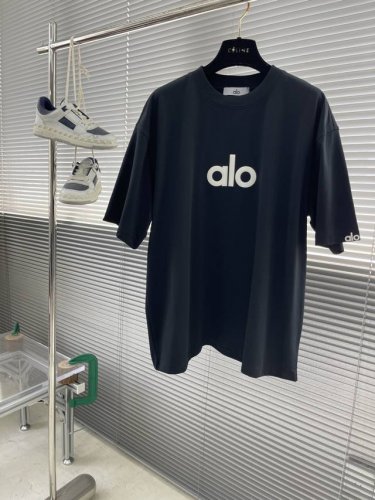 Alo* 果冻标识短袖T恤 采用280克新疆棉冰感索罗娜面料，这种面料采用了新疆棉作为主要成分，通过索罗娜科技处理，使得面料在夏季穿着时能带来冰凉的触感，成衣普