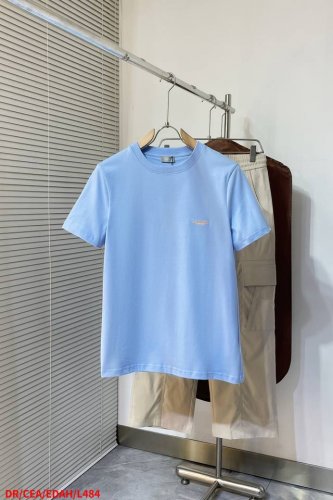 L484 Dr迪奥 刺绣荧光小字母短袖 采用21支双精梳紧密纺纱做洗后310克加密平纹布，无尘烧毛加食毛工艺，面部纹路清晰无毛尘。对板定染浅蓝色。前幅绣花采用莹