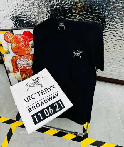 Arc‘Teryx 始祖鸟25夏季新款印花休闲宽松情侣款 短袖T恤D969 细节:版本一比一复刻，吊牌 领标 水洗。 面料：采用40织双纱320克面料，原版1: