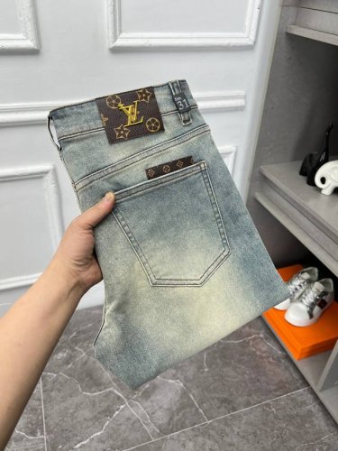 Lv 新款来袭2670新春爆款新品 专柜有售 实体店极品牛仔裤专柜原版1:1好货，适合各个年龄段。市场最高版本的欧洲进口面料。舒适柔软亲肤，上身效果超级棒时尚百