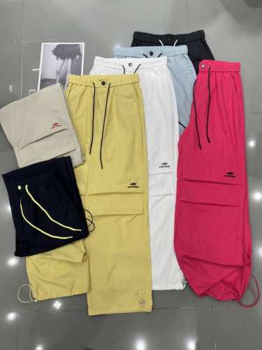 balenciaga 巴黎世家 新款工装裤来咯撞色绑带 定制刺绣Logo 颜色搭配超好看 满满得夏季氛围感 裤脚调节两穿 面料薄薄滴 舒适透气 时尚潮酷减龄必备