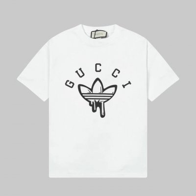 Gucci 古驰25Ss春夏新品前印花圆领短袖T恤， 三叶草搭配经典Logo，整体图案流畅处理，图案上有很多描绘设计的细节需要做到一步到位的处理。 定制240克