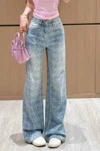 模特图组 款号:Dc 91# dior迪奥三彩磨破立体提花刺绣工艺牛仔直筒裤 重工立体提花 + 莫兰迪色系晕染 3D提花纹理 比美术馆浮雕还精致 阳光下自带氛围