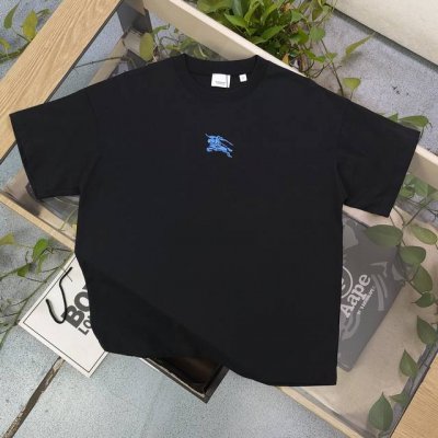 款号：Cx3500 高版本 2025春季新款Burberry巴宝莉刺绣蓝色战马骑士Logo图案绣花休闲情侣宽松短袖T恤，独一无二的活性环保面料染色，32支双纱精