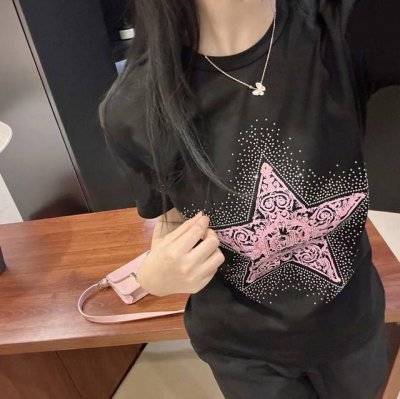 上新 Christian Dior迪奥新款五角星烫钻硅胶图案短袖T 会发光的黑T今天做个Blingbling的女孩子 一整个爆闪 真的很有在逃公主的感觉～ 黑色