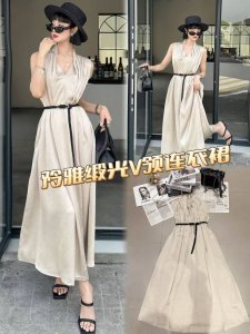 连衣裙 矜雅缎光V领连衣裙 宛如优雅 缎光醋酸面料泛着低调奢华光泽 V领无袖设计 巧妙勾勒出修长脖颈与柔美肩线 腰间黑色系带 收束出纤细腰肢 增添精致感 裙身垂