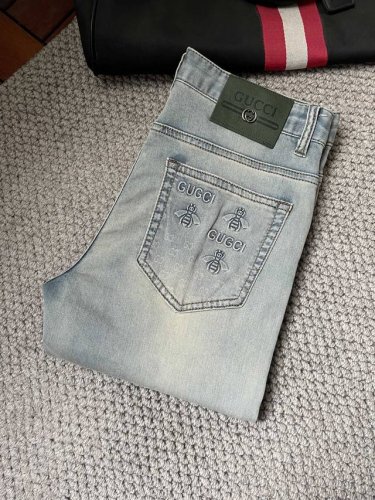 古T‘’2025最新爆款牛仔裤，采用欧洲进口客供面料！原版五金辅料！重工洗水牛仔工艺、面料超高做工完美出货，手感柔软细腻舒适，面料微弹，后腰皮牌五金设计。让你休