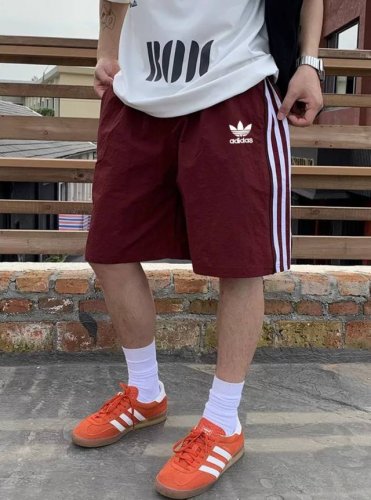 两穿阿迪达斯Adidas 拉链三杠短裤透气百搭情侣款短裤 *采用冰丝塔丝隆D14面料带冰感！宽松版型做工非常好质量非常棒！细节拿捏的非常不错！ *版型是男女同款