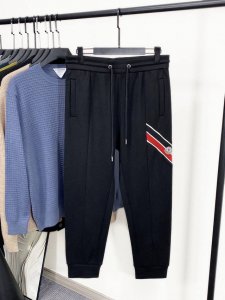 新品 Moc新款棉质抽绳卫裤，男士毛毡立体硅胶标识图案抽绳运动休闲长裤！贸易公司渠道稀出，领先官网发售！法蒙家新款裤装来袭，侧缝拼色织带设计！面料采用精梳紧密的