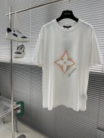 驴牌 花卉3D标识烫珠短袖 采用32支双面料，面料为精梳新疆棉地织，布匹洗水后为240克。螺纹采用1*1配套双纱螺纹 克为280克。 烫珠材料采用原版硅胶圆珠，