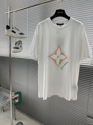 驴牌 花卉3D标识烫珠短袖 采用32支双面料，面料为精梳新疆棉地织，布匹洗水后为240克。螺纹采用1*1配套双纱螺纹 克为280克。 烫珠材料采用原版硅胶圆珠，