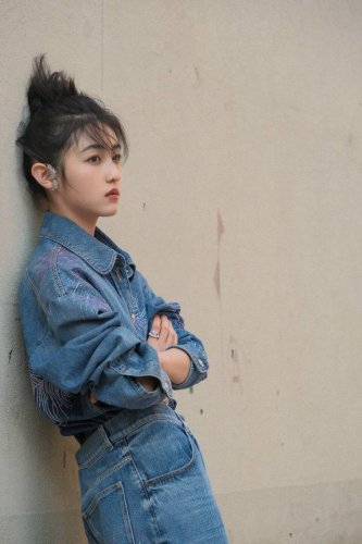 Chane*25Ss春夏新款 渐变色羽毛烫钻牛仔外套丨独家Yb开发！高版出品！定位重工洗水工艺 渐变色羽毛设计 进口面料质感挺阔 细腻舒适 洗水色系 低调奢华，